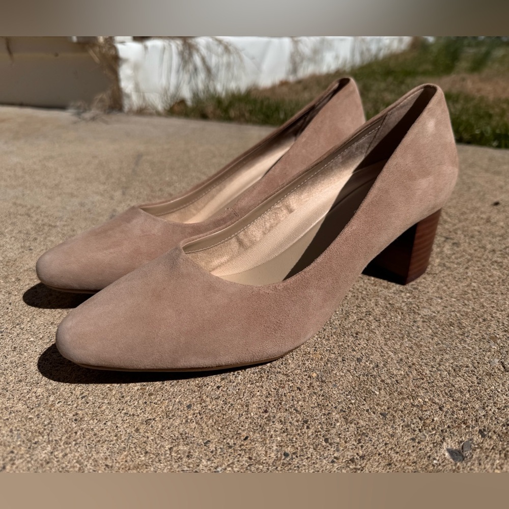 Elegant Women's Suede Pumps